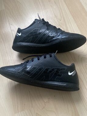 Nike Kids Black Indoor Soccer Sneakers
Size 6Y